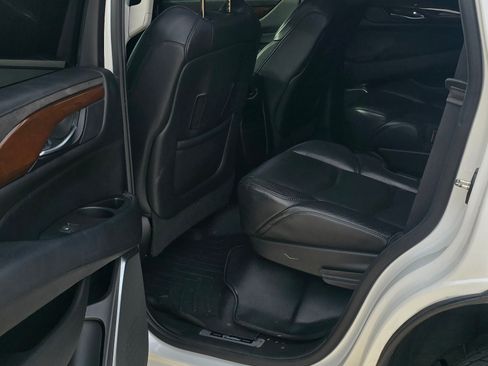 Used 2018 Cadillac Escalade Luxury image 8