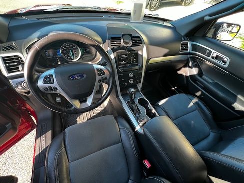 Used 2015 Ford Explorer XLT w/ Equipment Group 202A image 6