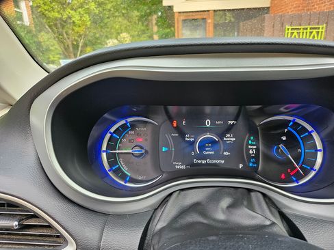 Used 2018 Chrysler Pacifica Touring-L image 5