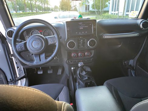 Used 2016 Jeep Wrangler Unlimited Rubicon w/ Connectivity Group AWD/4WD image 12