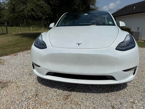 Used 2023 Tesla Model Y Long Range AWD/4WD image 2
