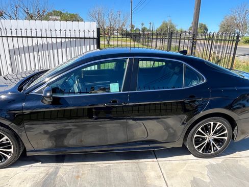 Used 2020 Toyota Camry SE w/ Carpet Mat Package image 8