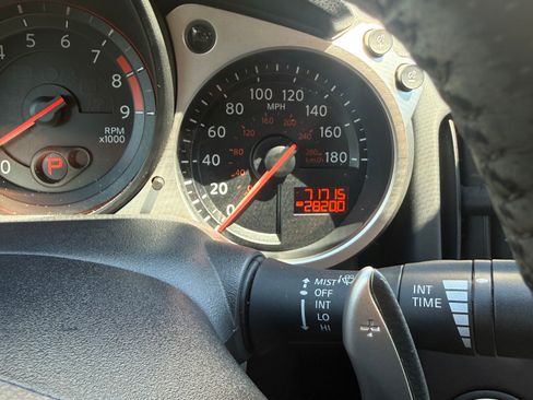 Used 2010 Nissan 370Z Coupe RWD image 5