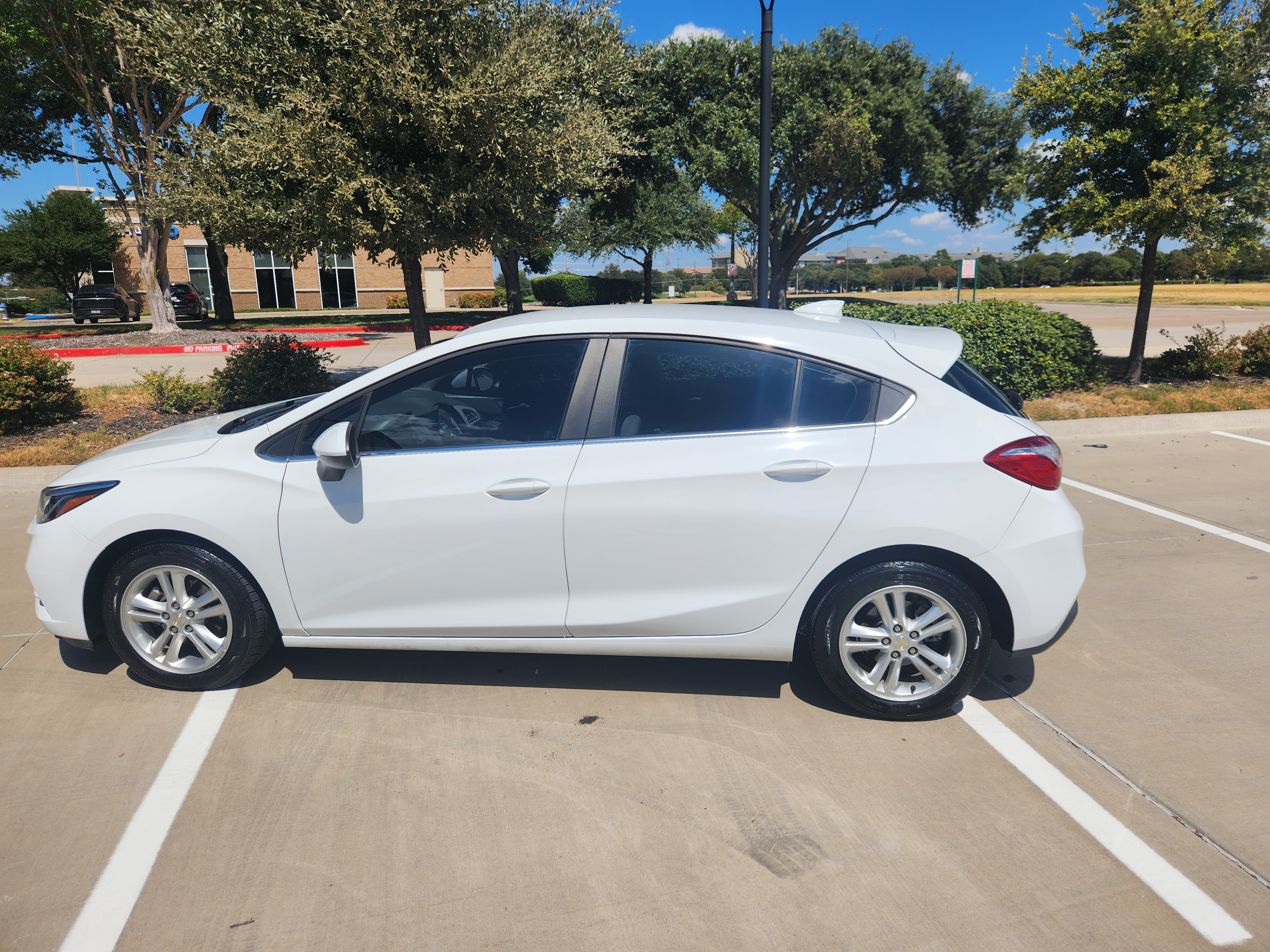Used 2017 Chevrolet Cruze LT FWD image 10