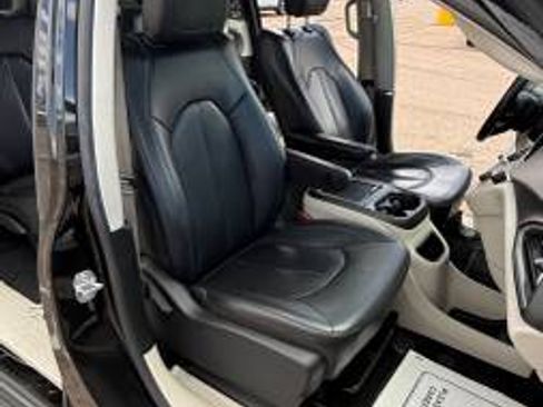 Used 2021 Chrysler Pacifica Touring-L FWD image 6