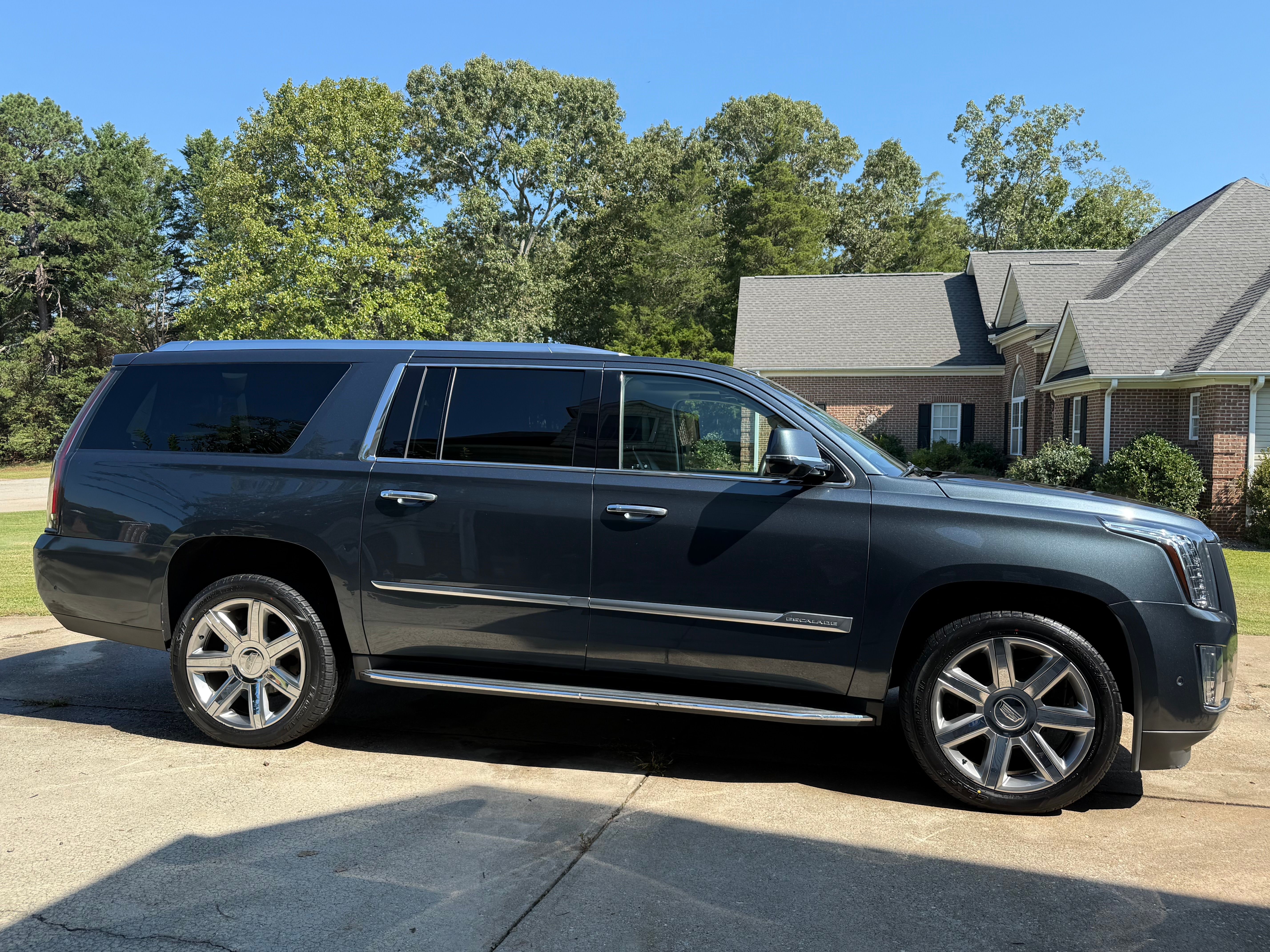 Used 2019 Cadillac Escalade ESV Luxury AWD/4WD image 4