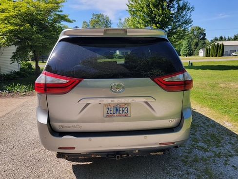Used 2015 Toyota Sienna XLE w/ XLE Navigation Package FWD image 4
