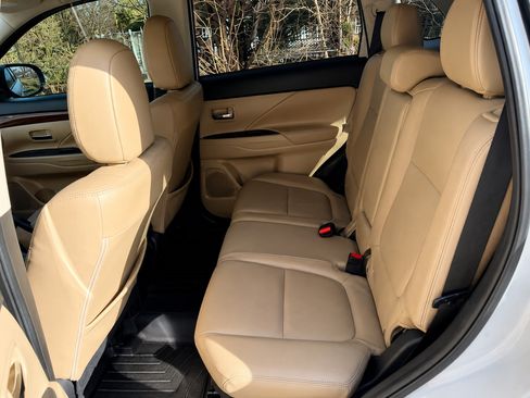 Used 2014 Mitsubishi Outlander SE AWD/4WD image 5