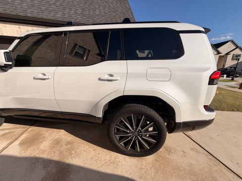 Used 2025 Lexus GX 550 w/ Accessory Package (Z1) image 18
