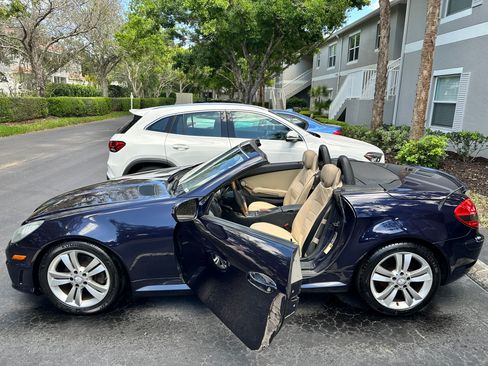 Used 2011 Mercedes-Benz SLK 300 image 1