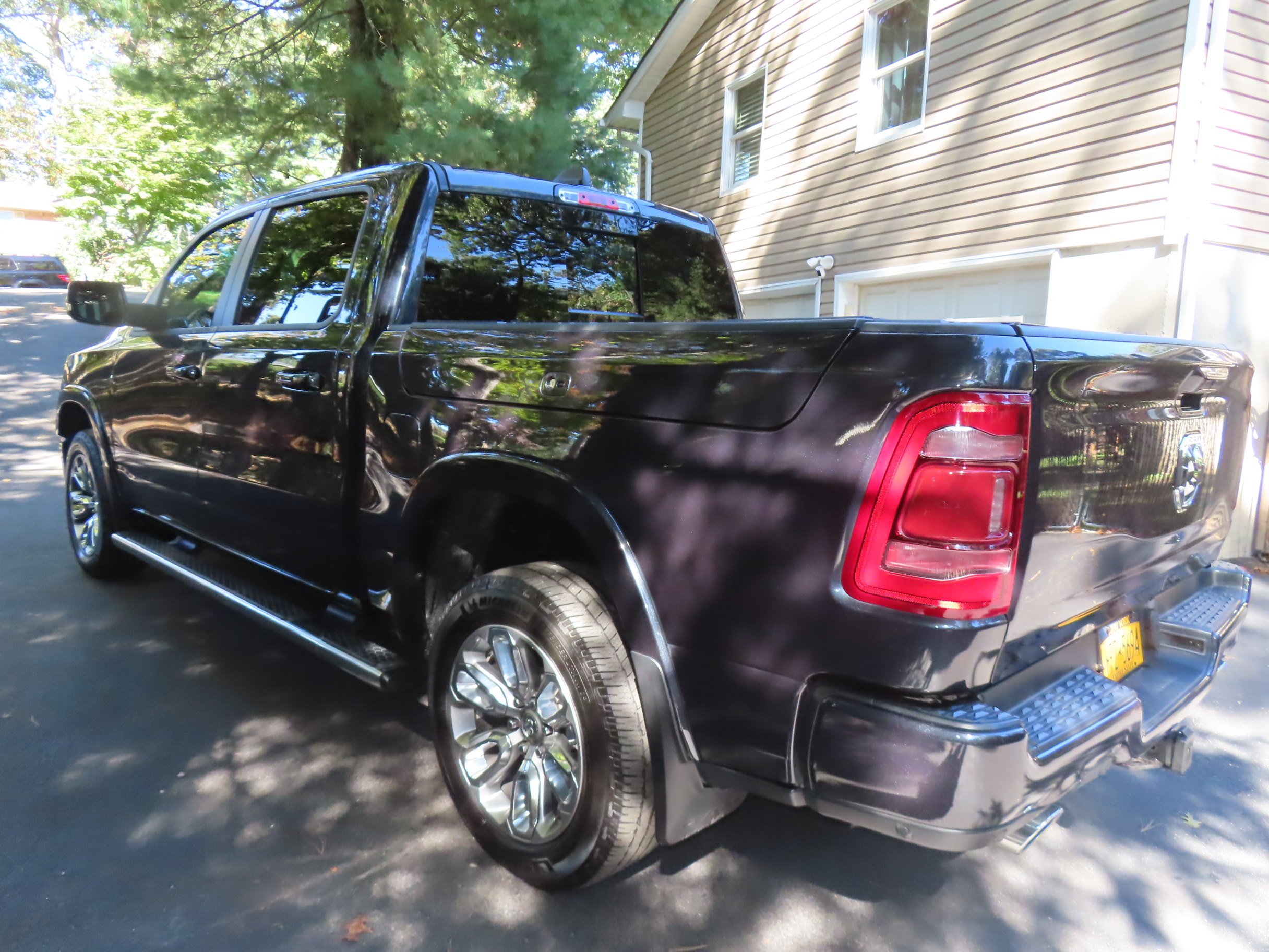 Used 2020 RAM 1500 Laramie AWD/4WD image 4