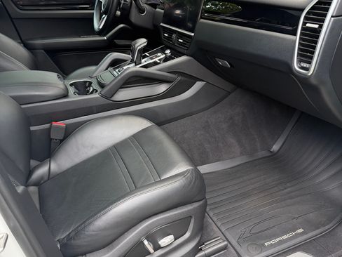 Used 2020 Porsche Cayenne image 11