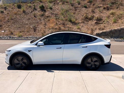 Used 2026 Tesla Model Y Long Range RWD image 23