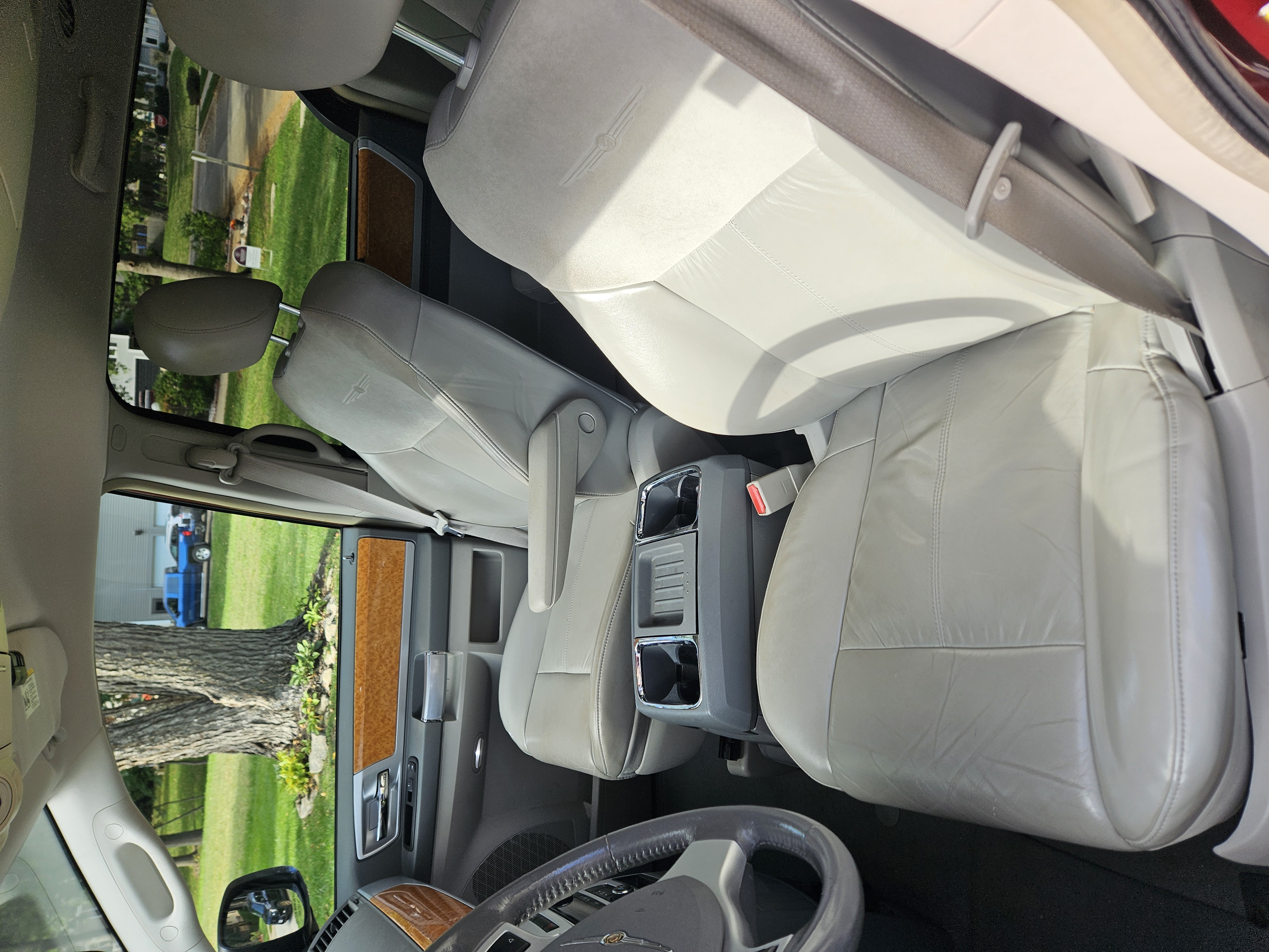 Used 2008 Chrysler Town & Country Limited FWD image 9