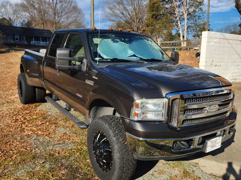 Used 2005 Ford F350 Lariat image 2