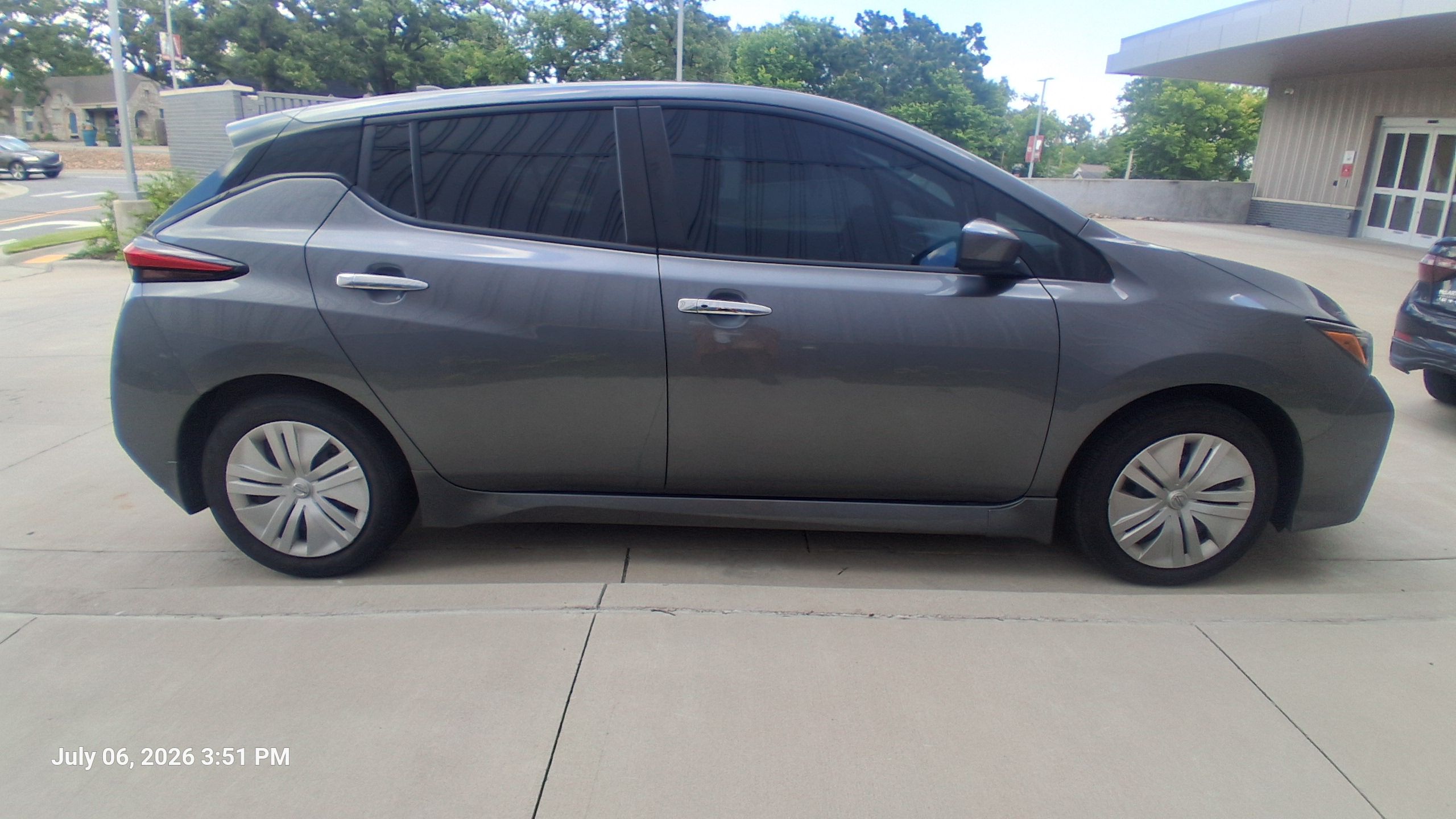 Used 2022 Nissan Leaf S FWD image 1