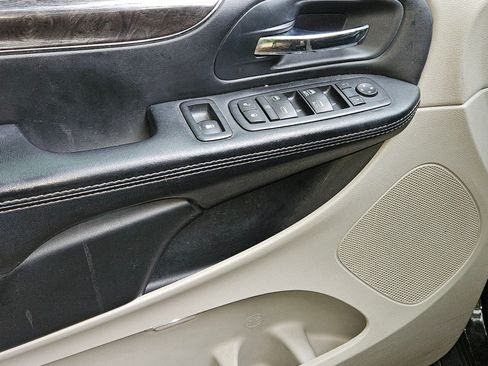 Used 2016 Chrysler Town & Country Touring image 11