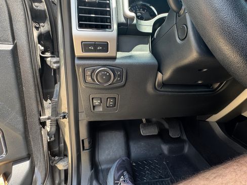 Used 2019 Ford F150 Lariat w/ Equipment Group 502A Luxury AWD/4WD image 17