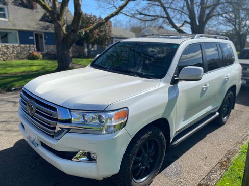 Used 2016 Toyota Land Cruiser image 2