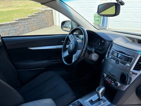 Used 2011 Subaru Outback 2.5i Premium image 10