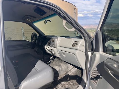 Used 2002 Ford F350 4x4 Regular Cab Super Duty image 8