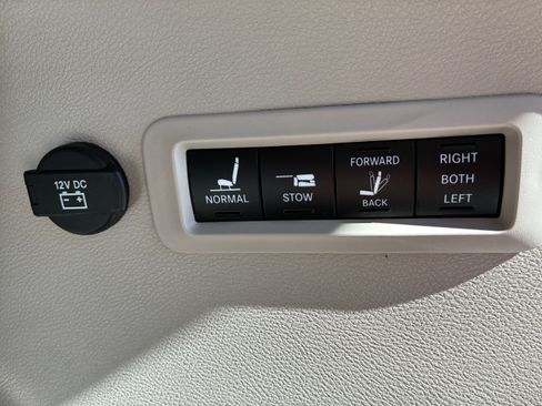 Used 2019 Chrysler Pacifica Limited w/ Tire & Wheel Group image 23