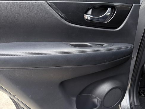 Used 2018 Nissan Rogue S image 10