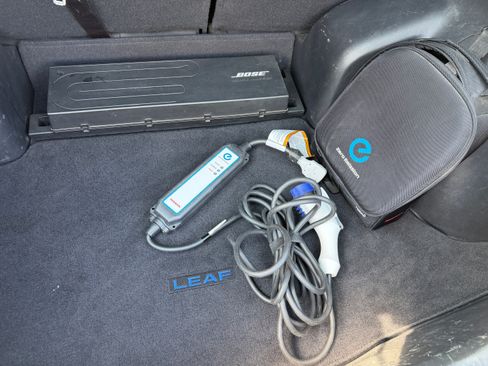 Used 2013 Nissan Leaf SL w/ Premium Pkg FWD image 18