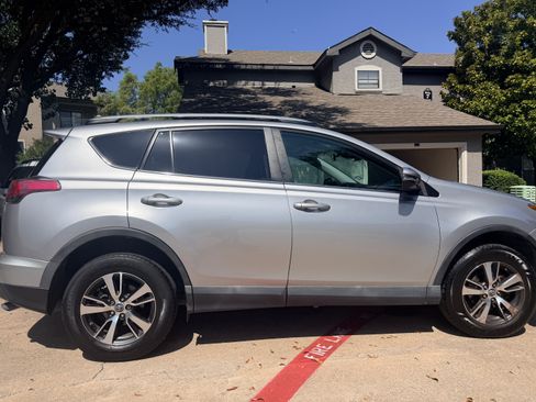 Used 2017 Toyota RAV4 XLE FWD image 2
