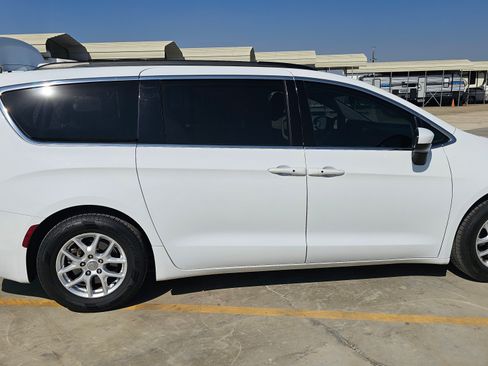 Used 2020 Chrysler Voyager Lxi FWD image 8
