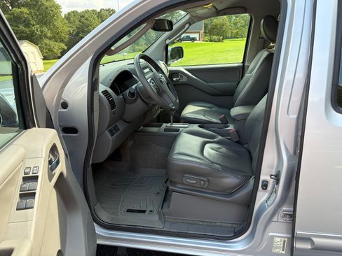 Used 2011 Nissan Frontier SL RWD image 13