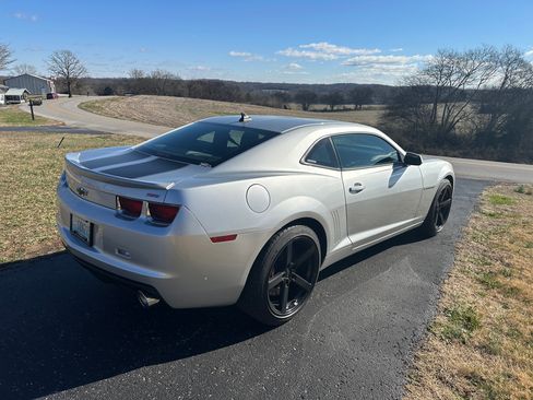 Used 2010 Chevrolet Camaro SS w/ RS Package image 2