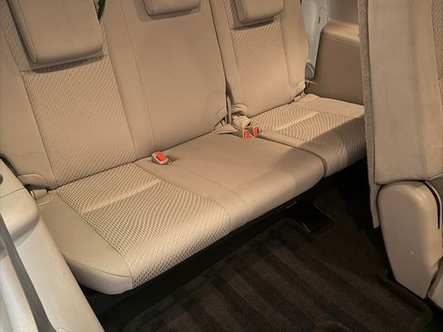 Used 2019 Toyota Highlander LE w/ Carpet Mat Package (TMS) FWD image 11
