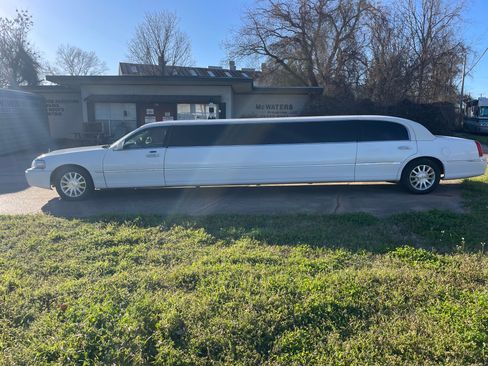 Used 2007 Lincoln Town Car Signature image 1