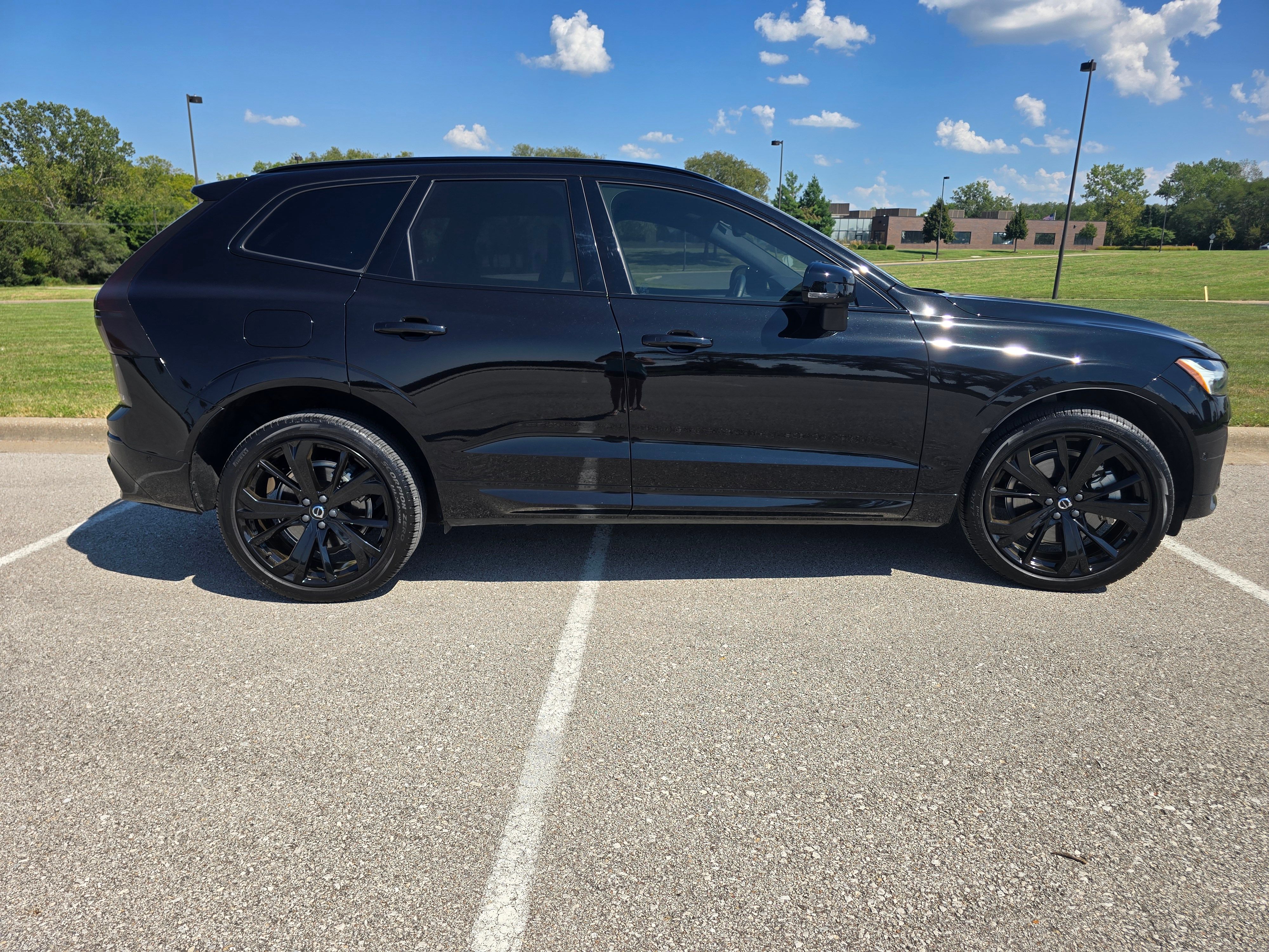 Used 2024 Volvo XC60 T8 Ultimate w/ Protection Package Premier AWD/4WD image 1