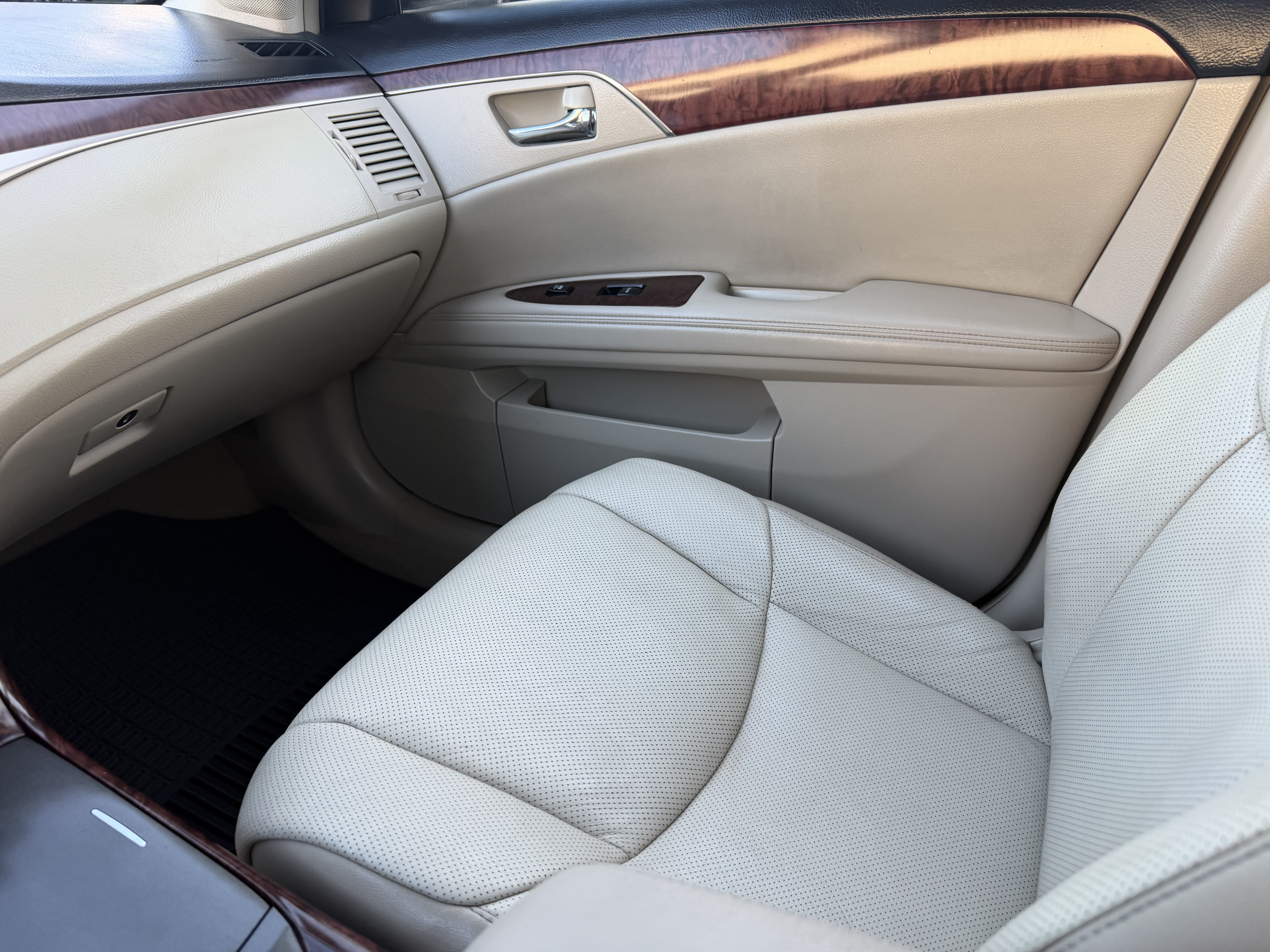 Used 2012 Toyota Avalon Limited FWD image 8