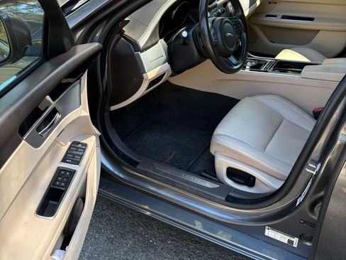 Used 2018 Jaguar XF Premium RWD image 2