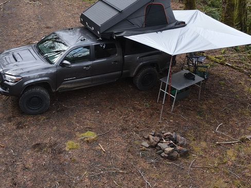 Used 2018 Toyota Tacoma TRD Sport image 4