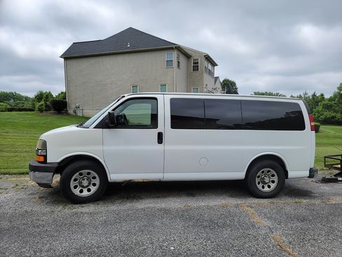 Used 2009 Chevrolet Express 1500 LT Van 3D w/ LT Preferred Equipment Group image 1