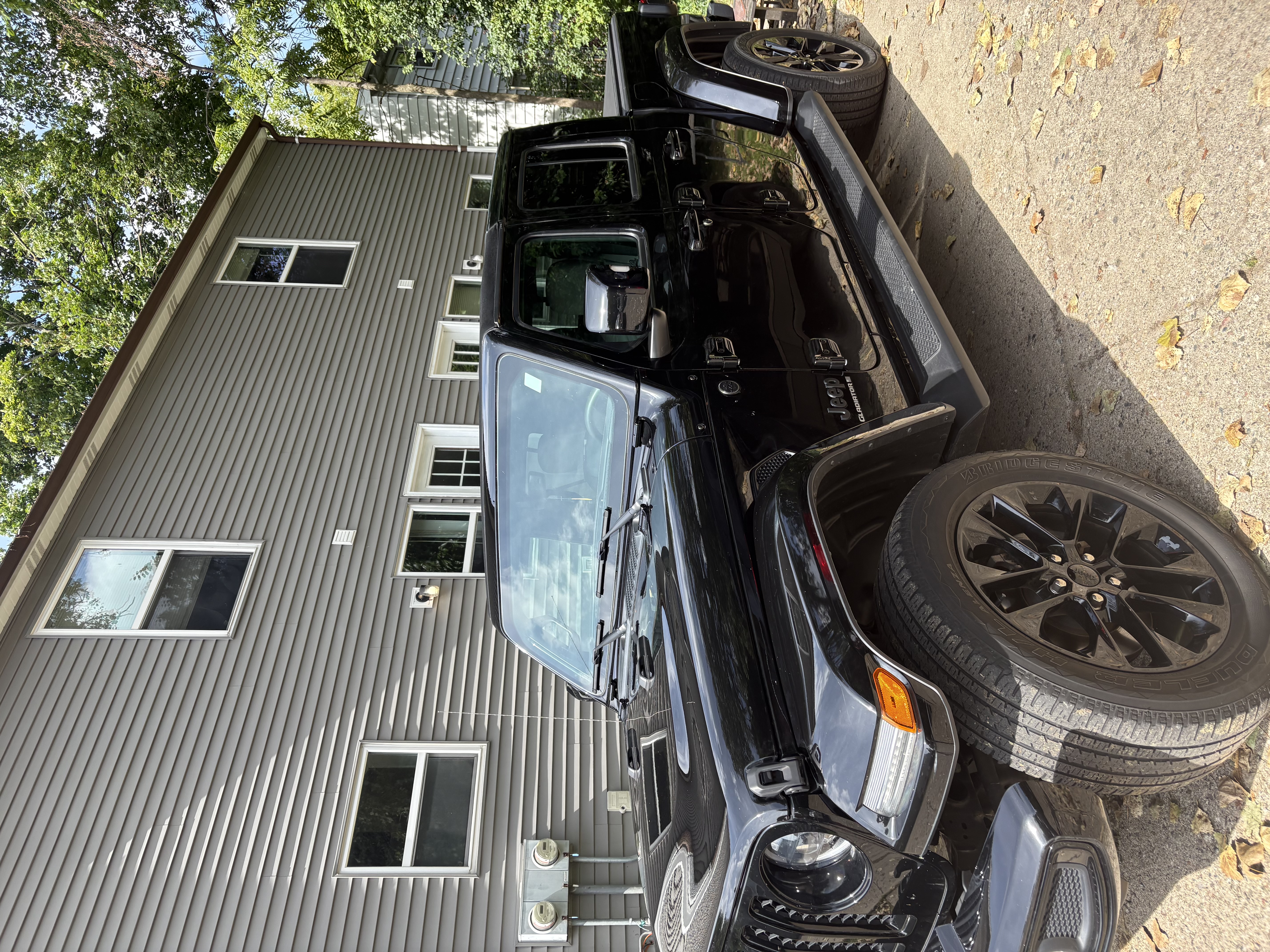 Used 2023 Jeep Gladiator Overland AWD/4WD image 12