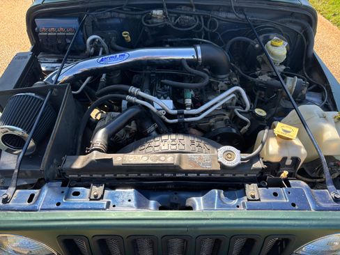 Used 2005 Jeep Wrangler Unlimited w/ Premium Audio Group image 9