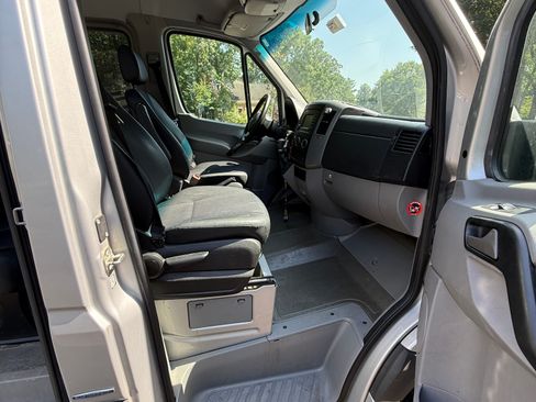 Used 2016 Mercedes-Benz Sprinter 2500 image 9