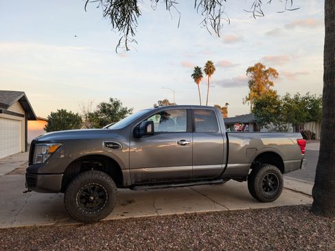 Used 2017 Nissan Titan SV image 2