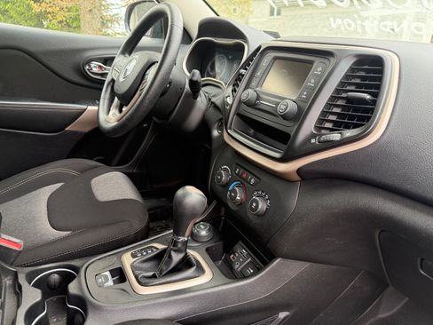 Used 2017 Jeep Cherokee Sport AWD/4WD image 8