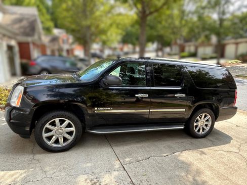 Used 2009 GMC Yukon XL Denali image 1