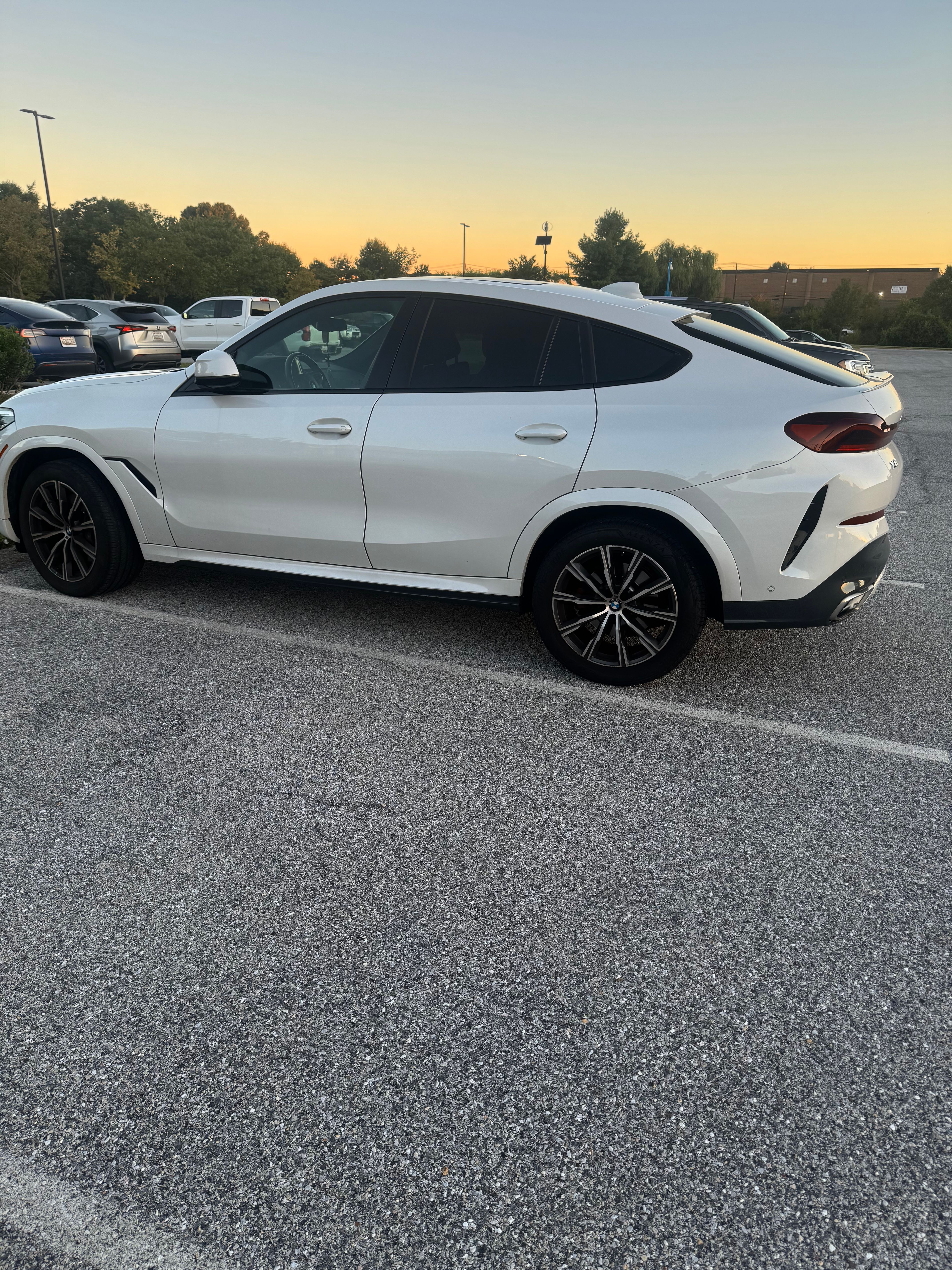 Used 2022 BMW X6 xDrive40i w/ M Sport Package AWD/4WD image 2