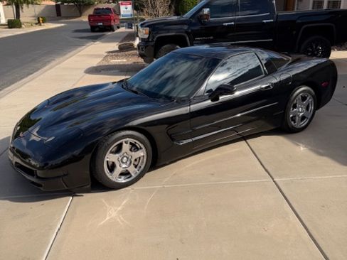 Used 1997 Chevrolet Corvette Coupe w/ Memory Pkg image 2