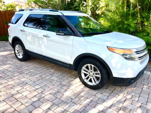 Used 2014 Ford Explorer XLT w/ Equipment Group 202A image 12