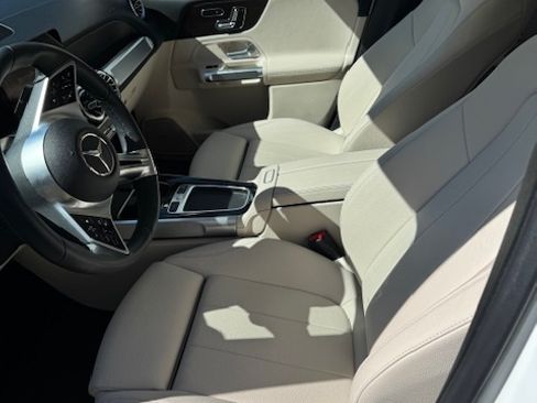 Used 2025 Mercedes-Benz GLB 250 4MATIC image 10