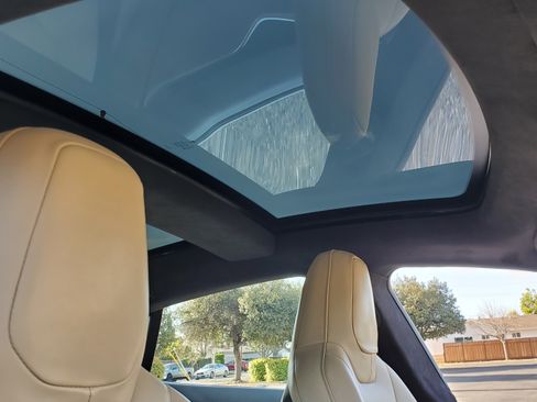 Used 2015 Tesla Model S 70 image 22